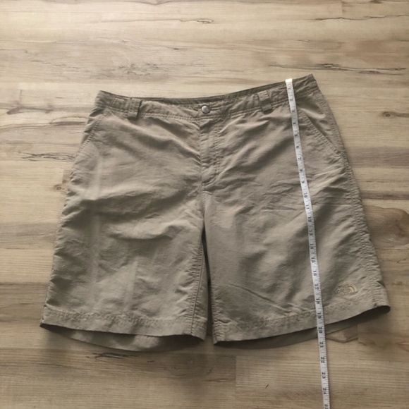 The North Face Women’s Khaki Cargo Shorts - Picture 7 of 9